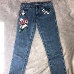 Mid rise embroidered jeans